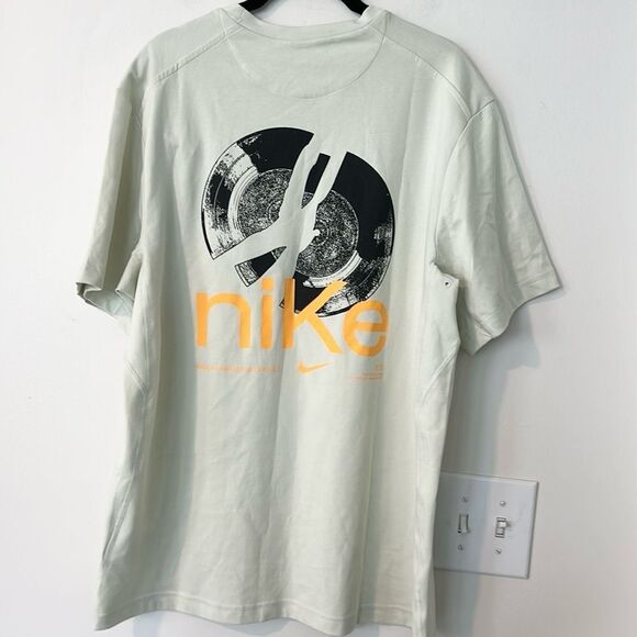 Nike Men's Dri-FIT Studio '72 Short Sleeve Graphic T-Shirt XL - Picture 4 of 8